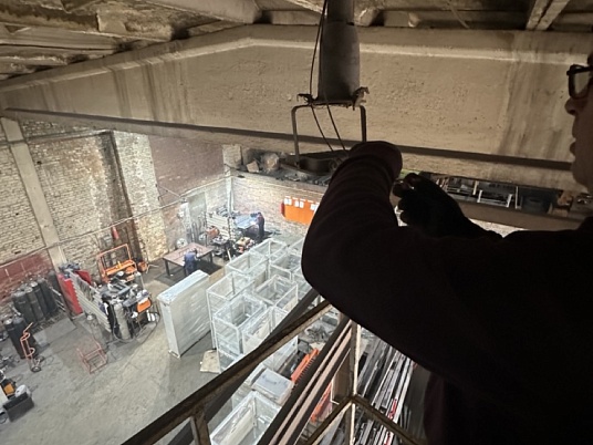 Автовышка с монтажником