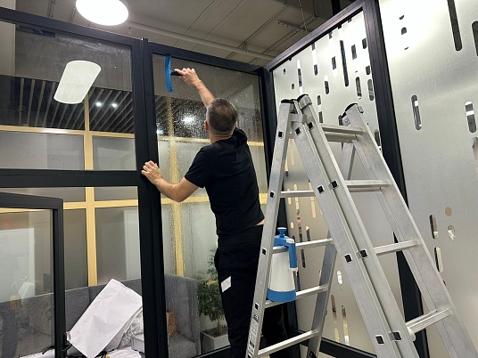 Брендирование офисных перегородок