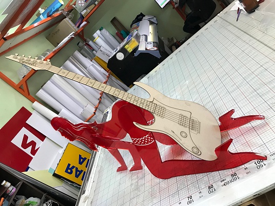 Подставка для электрогитары из акрила.