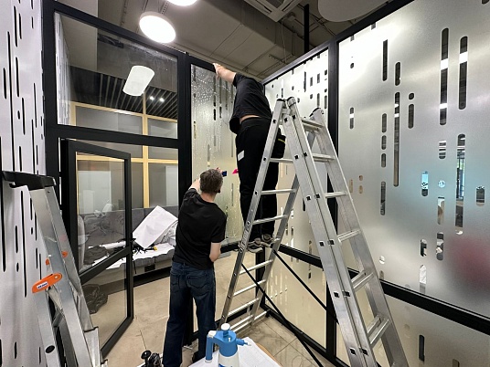 Брендирование офисных перегородок