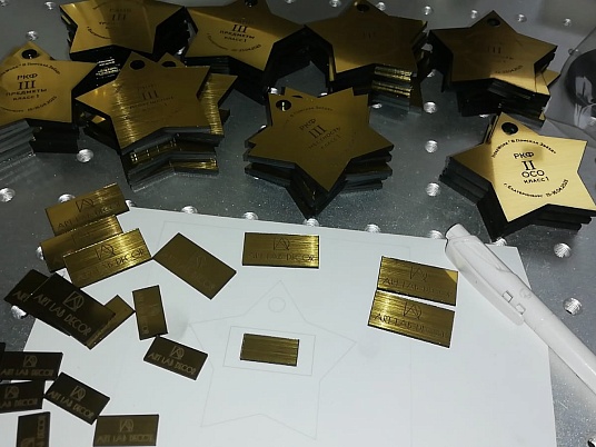 Гравировка двухслойного пластика