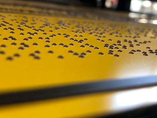 Тактильная табличка на двери со шрифтом Брайля