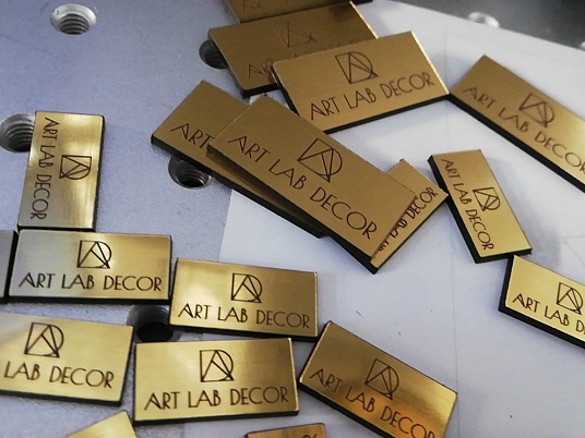 Гравировка двухслойного пластика