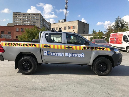 Брендирование автомобилей сопровождения прикрытия под ключ