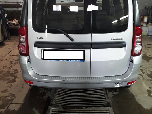 Реклама автомобиля Ларгус "Сервисный центр Ормет"