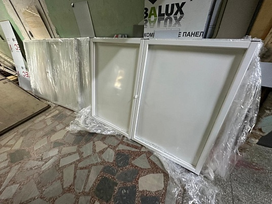 Магнитный информационный стенд с дверцами на замке 