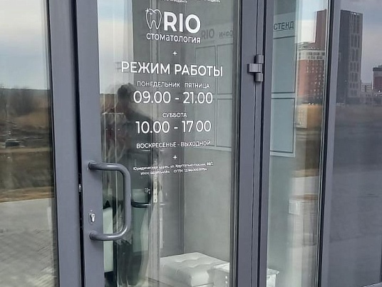 Оформление витрин магазина рекламными наклейками