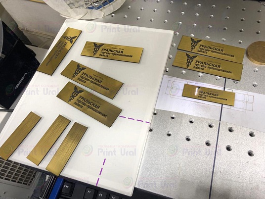  Лазерная резка двухслойного пластика