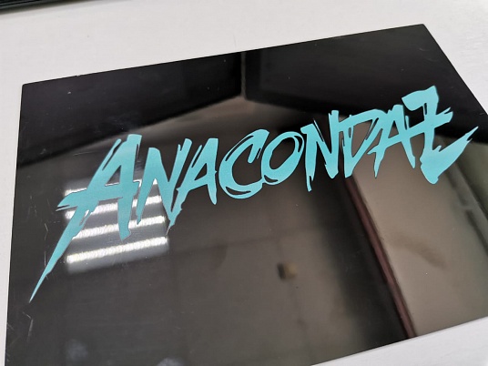 Табличка из металла с черным глянцевым покрытием и уф печатью