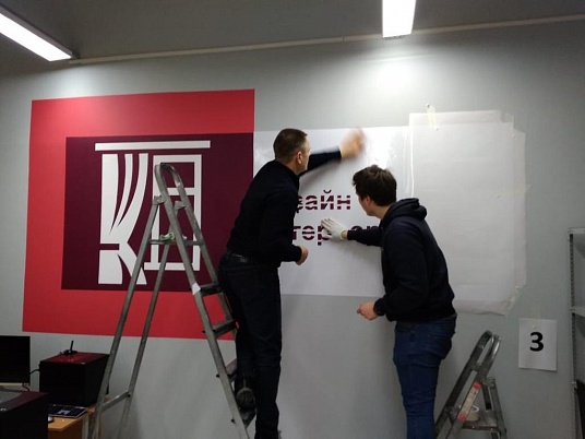 Нанесение надписи через трафарет