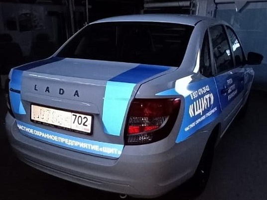 Брендирование автомобиля светоотражающей пленкой